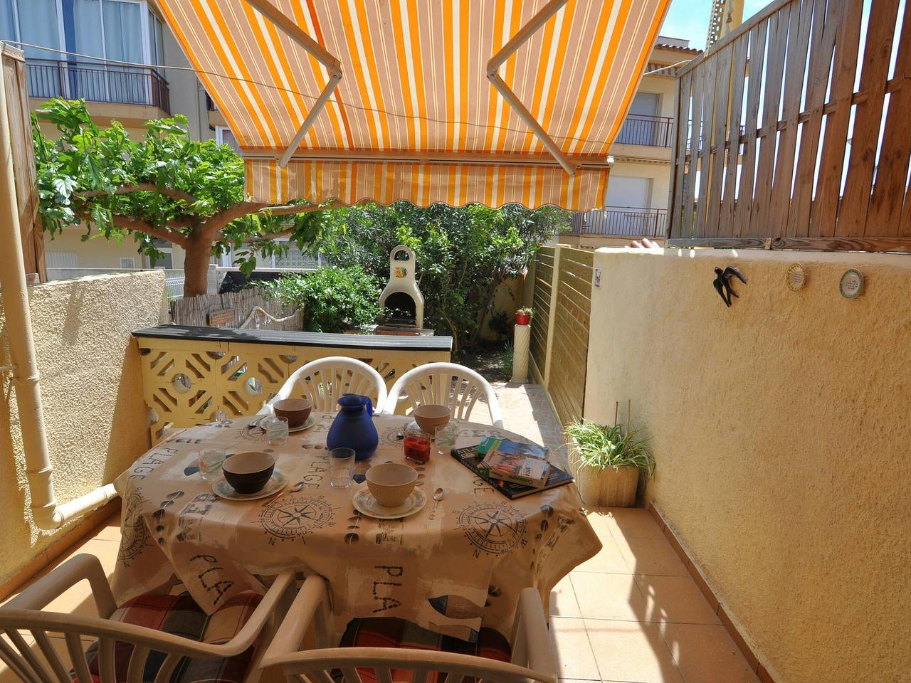 Charmantes Ferienhaus in Roses, 1000m vom Strand, ideal für 5 Personen, mit Garten & Terrasse in Santa Margarida, Roses