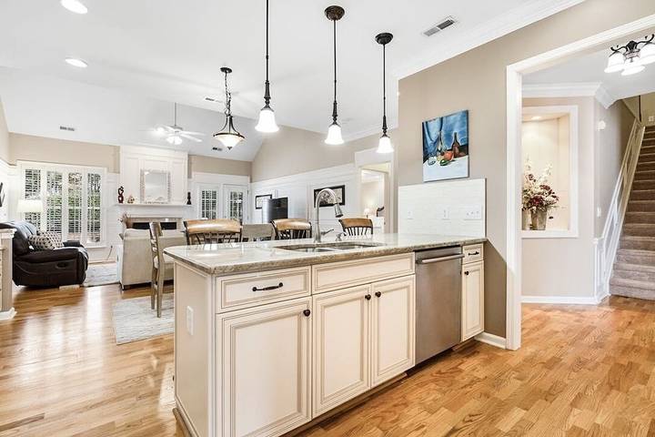 Vacation rental for 6 people, with terrace and yard as well as pool in Raleigh