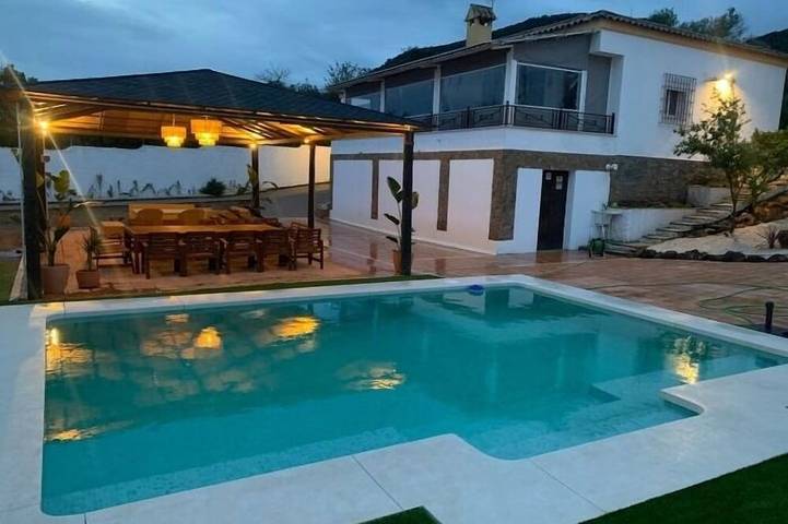 Ferienhaus für 12 Personen, mit Balkon und Garten sowie Pool