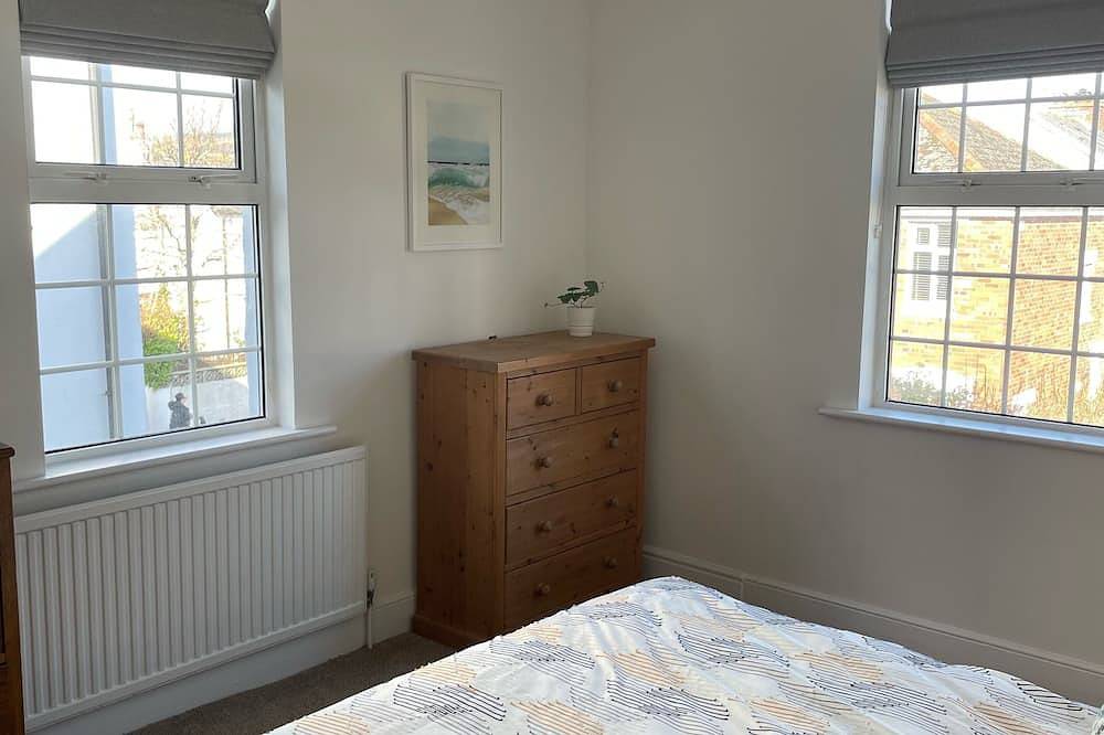 Ideal for families and pet owners, parking space and 5 minutes walk to the beach in Shaldon, Devon