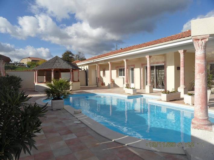 Villa pour 8 personnes, avec vue ainsi que terrasse et piscine