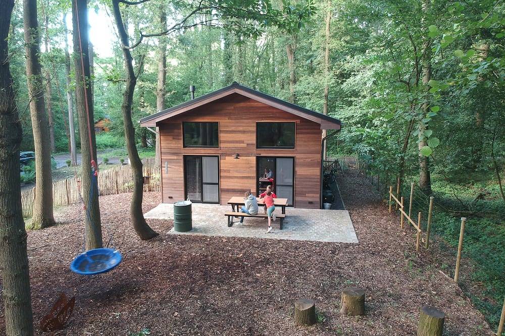 Boshuis Papilio is een rustig verblijf in een bos op wandelafstand van Ieper. in Ieper, West-Vlaanderen