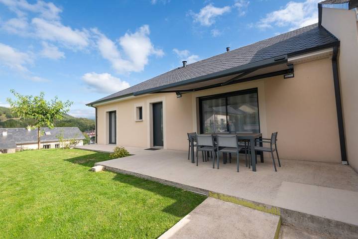 Gîte pour 6 personnes, avec terrasse à Banassac