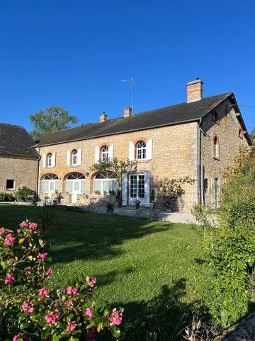 Cottage pour 22 personnes, avec terrasse ainsi que jardin et piscine dans Arçonnay