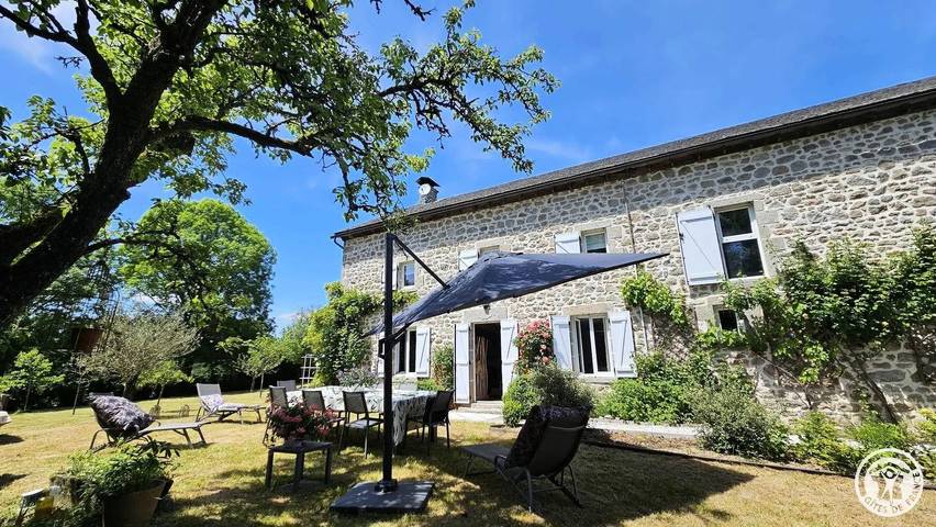Gîte pour 8 personnes, avec terrasse à Margerides