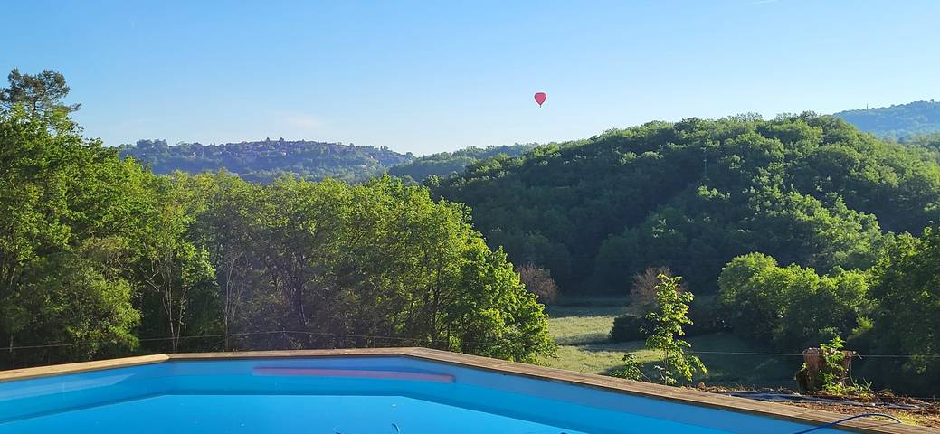 Gîte pour 7 personnes, avec terrasse et piscine ainsi que jacuzzi et jardin, animaux acceptés