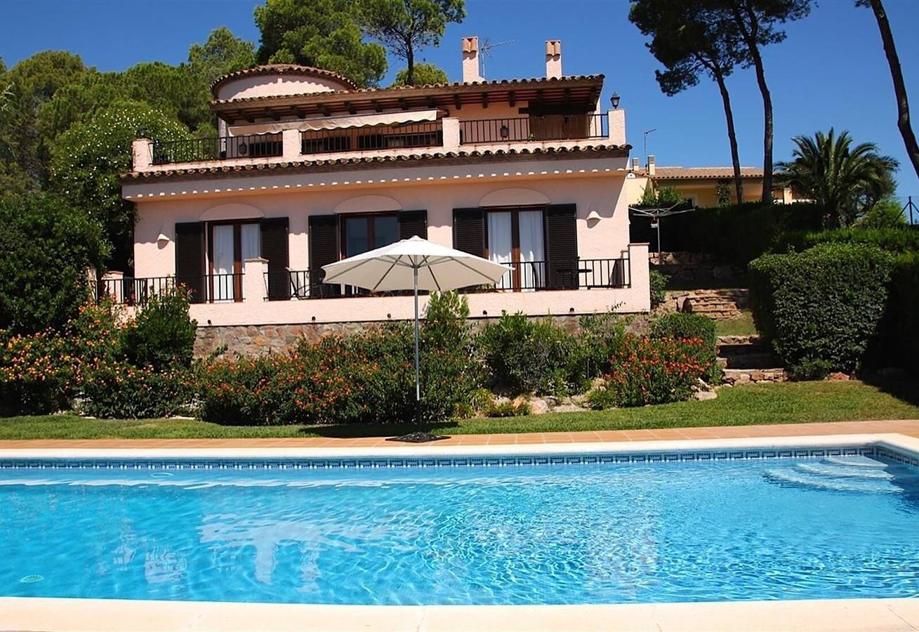 "Villa Urgell" con piscina, Wi-Fi, terraza y jardín in Urbanització Torre Vella, Torroella de Montgrí