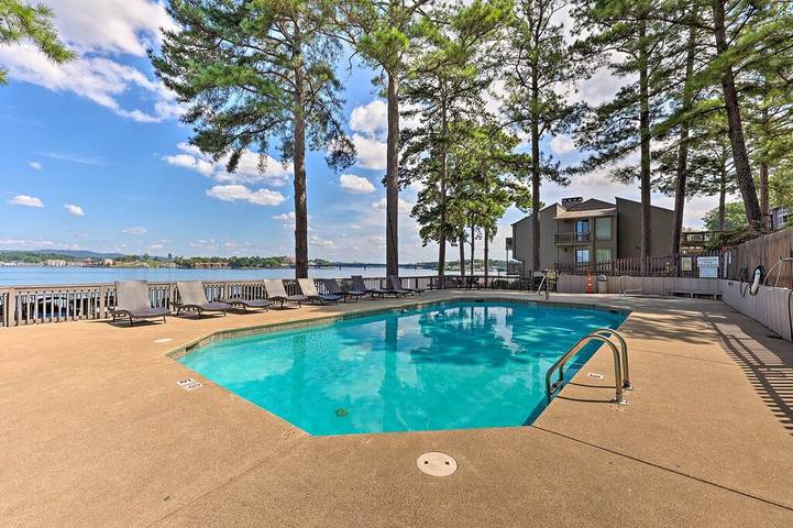 Vacation rental for 8 people, with pool and balcony as well as hot tub in Lake Hamilton