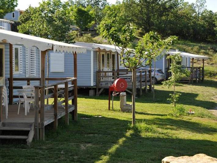 Domaine de Chadeyron - Camping et gîtes - Mobilheim 4 personen - 2 Zimmer Riviera 27,5m² + Klimaanlage in Labeaume, Ardèche