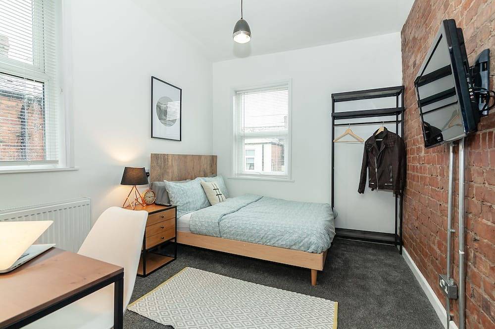 Park House, Swinton - Large 4 Bedroom House, Close to Manchester City Center in Greater Manchester