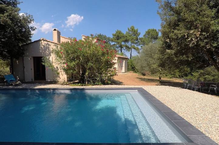 Location de vacances pour 5 personnes, avec jardin à Saint-Julien-de-Peyrolas