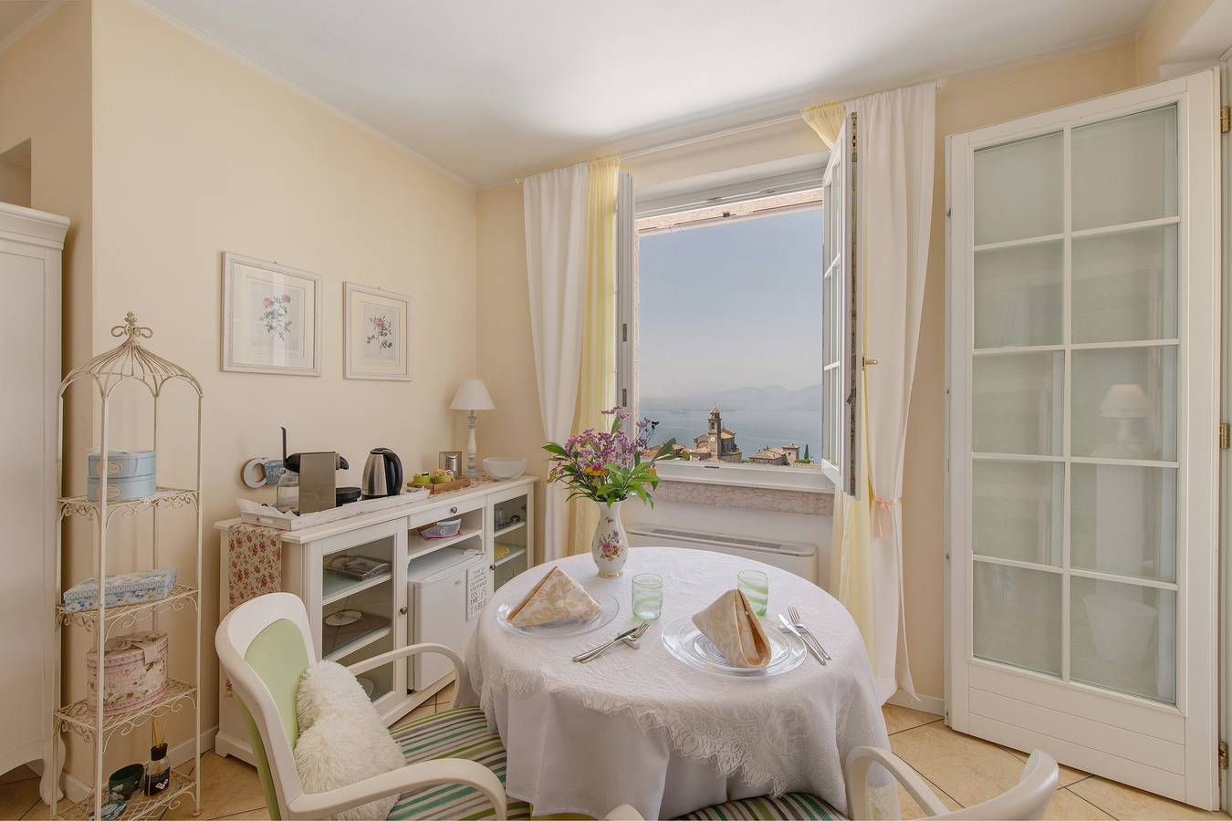 Zimmer 'Gemme Suite Bb' mit Seeblick, Balkon und Wlan in Torri del Benaco, Gardasee-Berge