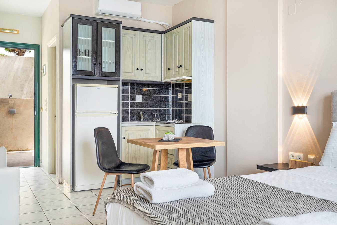 Entire studio, Apartment in a Hotel 'Sunset Premium Studio 8' with Sea View, Shared Pool, & Wi-Fi in Agios Nikitas, Greece