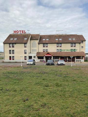Hôtel pour 4 personnes, avec terrasse à Avermes