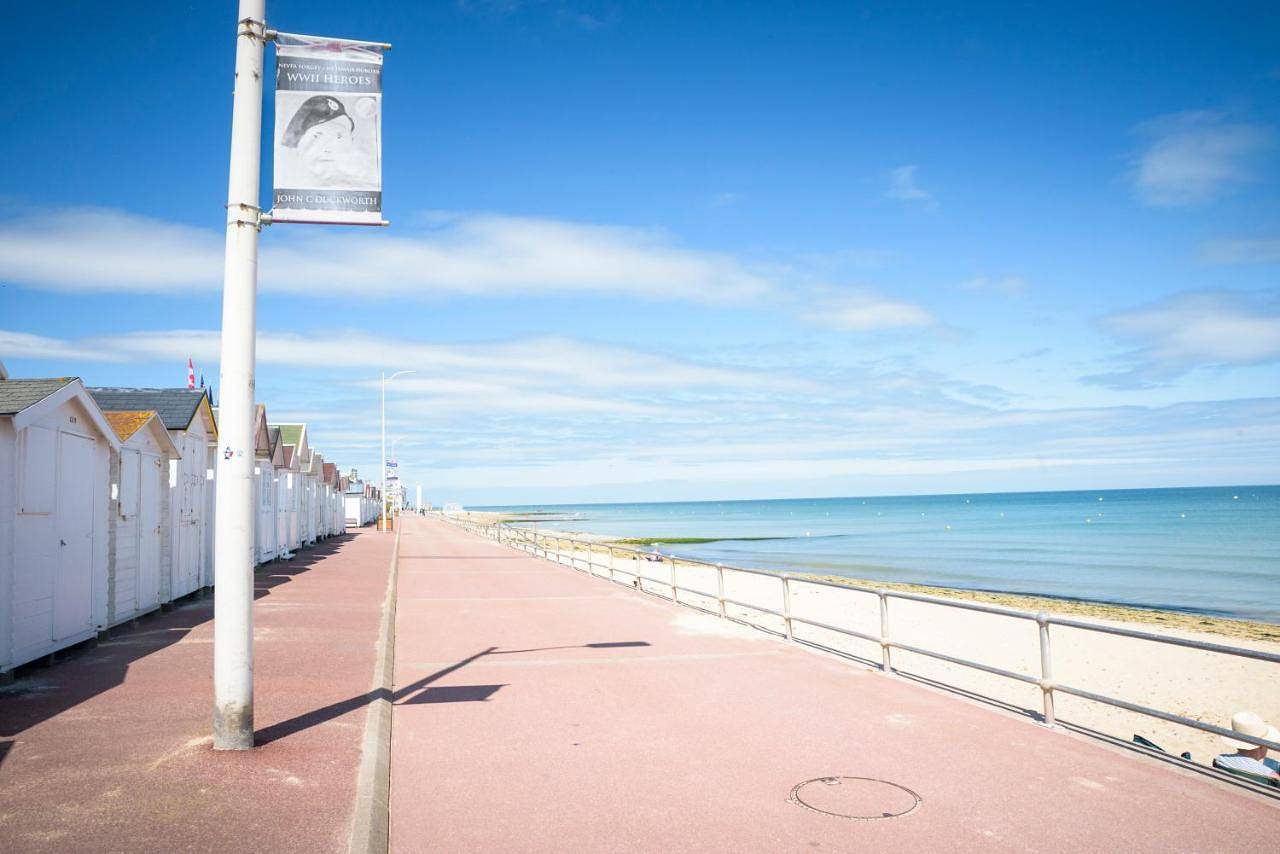 Ganze Wohnung, One-Bedroom Apartment with Terrace sea front in Luc-sur-Mer, Caen und Umgebung