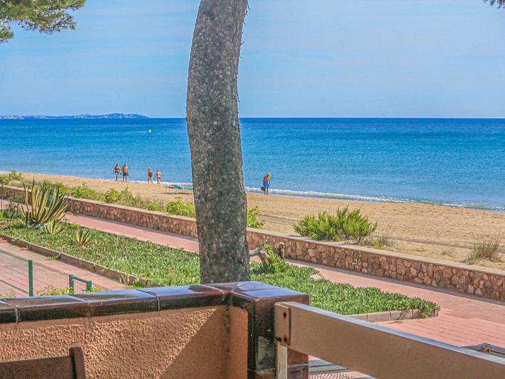 Apartamento entero, Apartamento moderno de 4 habitaciones frente al mar en Miami Platja in Montroig, Costa Dorada