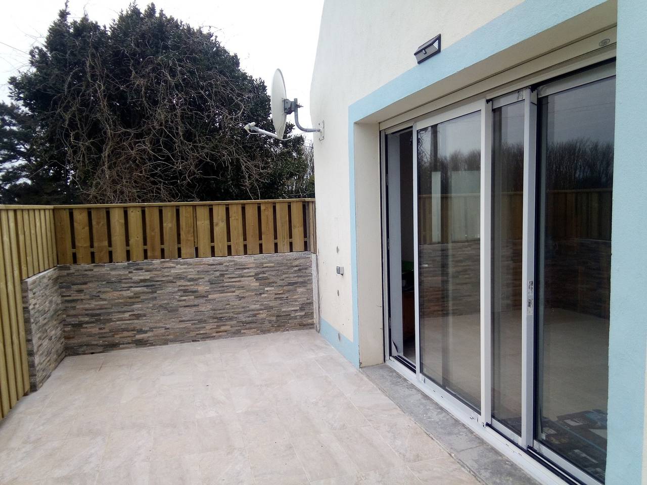 Casa Vacacional 'L'annexe' con Terraza Privada y Wi-Fi in Locmaria, Côte des Mégalithes