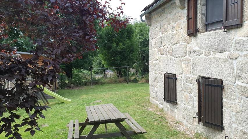 Location de vacances pour 4 personnes, avec jardin et vue, adapté aux familles à Saint-Alban-sur-Limagnole - 3