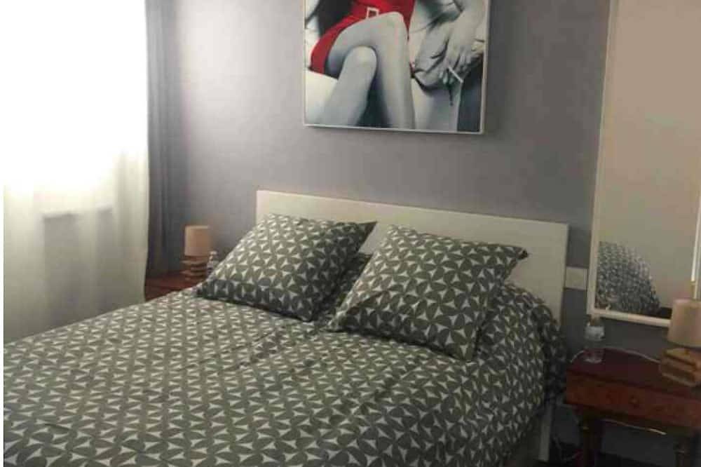 Entire apartment, Stylish apartment with terrace 50 m from the arena in Bayonne, Bayonne region