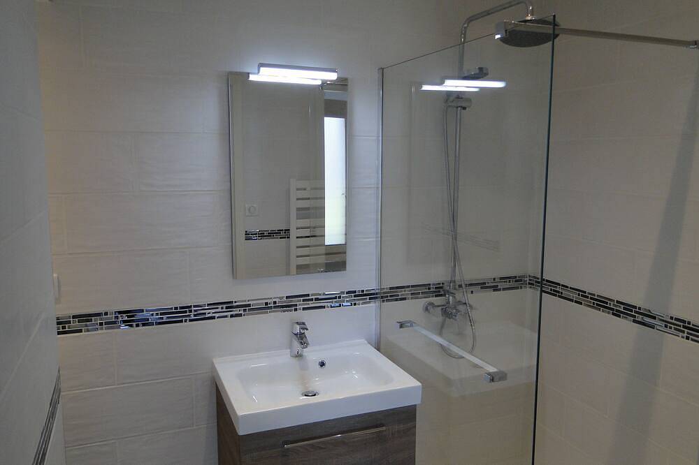 Apartamento entero, Gîte Rosier n ° 1805Bis du Haut-Jura con spa y sauna, ubicado en el nivel del jardín in Foncine-le-Haut, Parc naturel régional du Haut-Jura