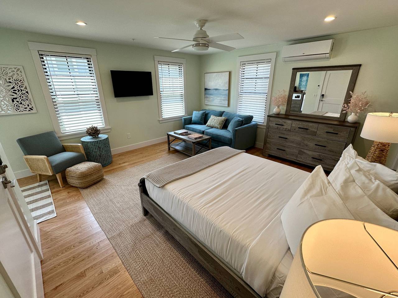 Entire apartment, Gorgeous 1 Bed/ 1 Bath/Pullout Sofa w/ Parking in Newport, Newport County