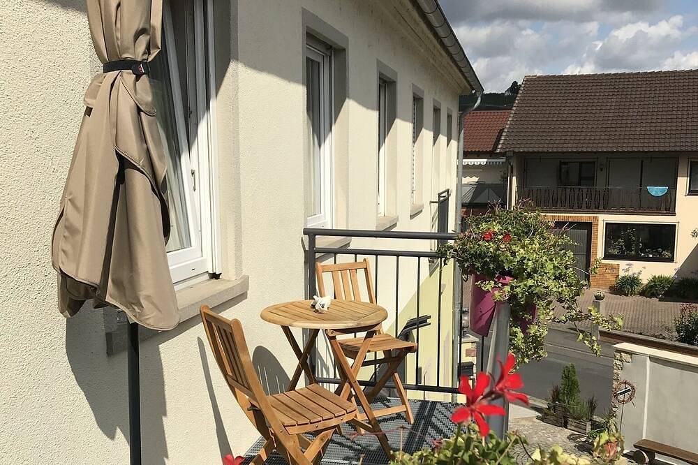 Ganze Wohnung, Gemütliche 45qm Ferienwohnung mit Balkon, kostenfreies Parken und Wlan in Nordheim am Main, Fränkisches Weinland
