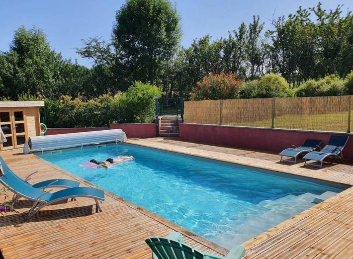 Gîte pour 5 personnes, avec Terrasse ainsi que Jardin et Piscine