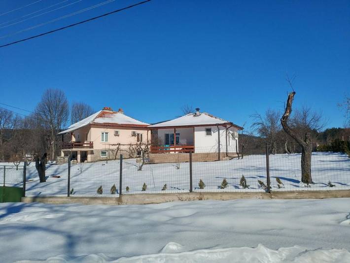 Casa rural para 6 personas, con terraza y piscina además de jardín y vistas, Se admiten mascotas en Bulgaria