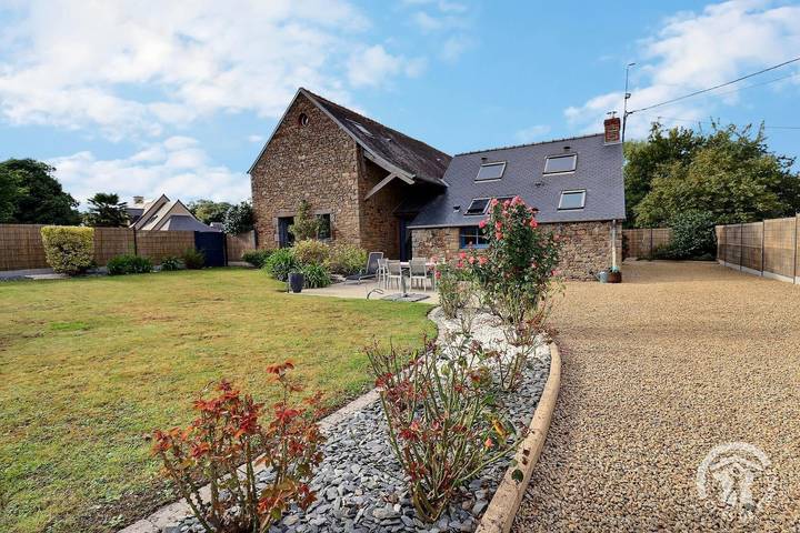 Gîte pour 6 personnes, avec Terrasse ainsi que Jardin et Vue à Plerguer