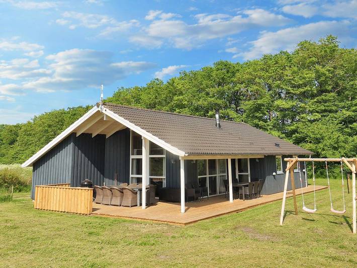 Feriehus for 12 personer, med Terrasse og Hage i tillegg til Sauna i Limfjorden
