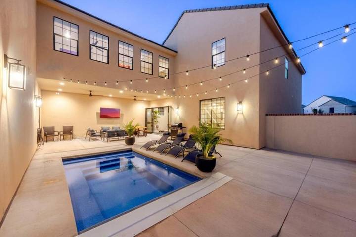 Ferienhaus für 19 Personen, mit Balkon und Pool sowie Whirlpool - 1