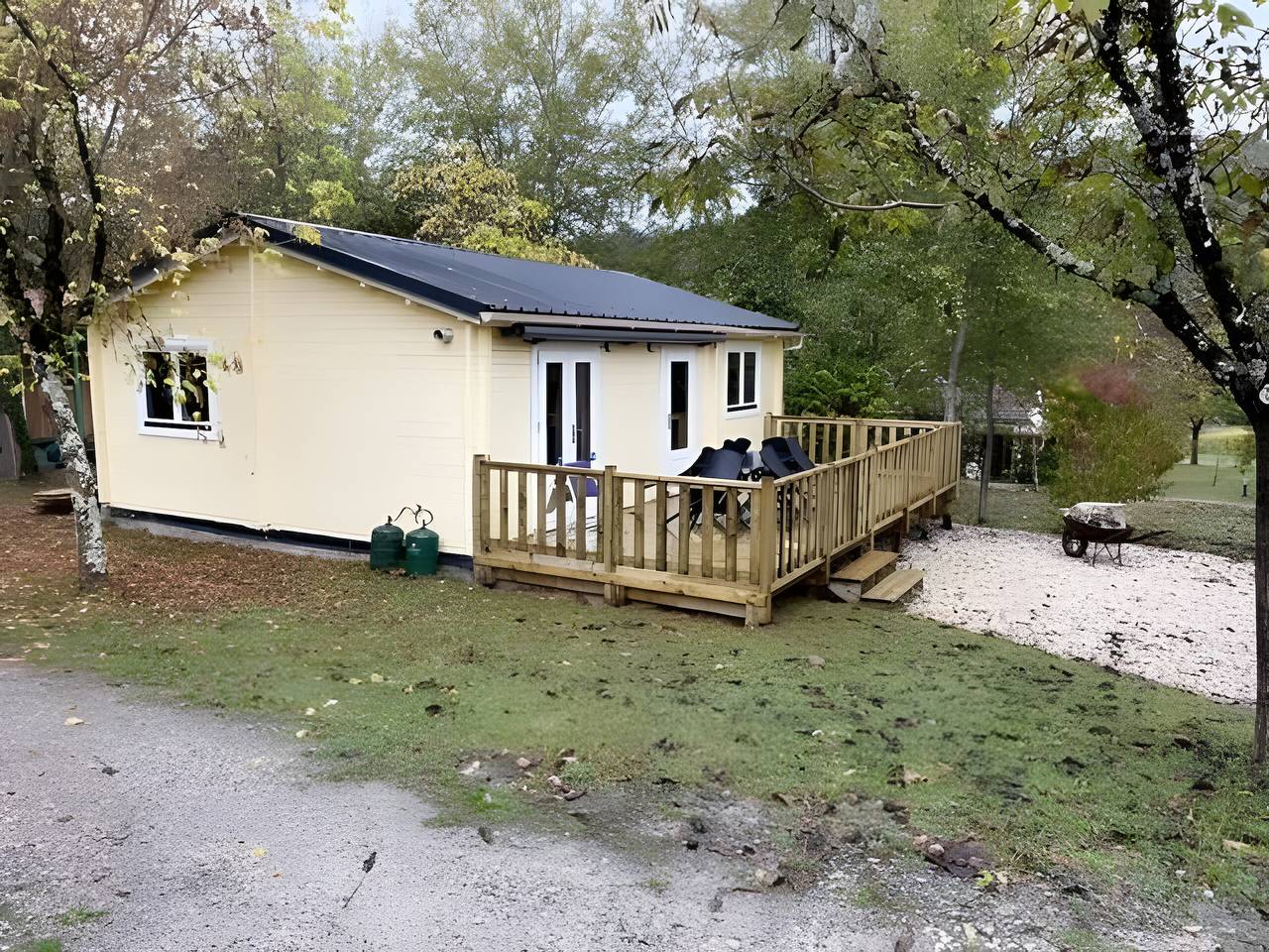 Caravan 'Chalet' with Shared Pool, Wi-Fi, and Air Conditioning in Saint-Martial-de-Nabirat, Périgord Noir
