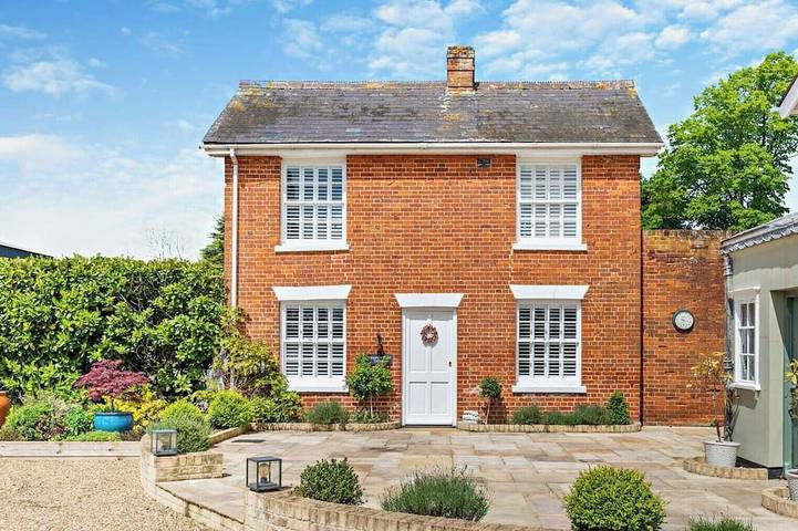 Vacation rental for 6 people, with terrace and hot tub as well as yard in Braintree