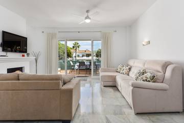 Apartment for 4 People in Playa de Casasola-Atalaya, Estepona, Photo 2