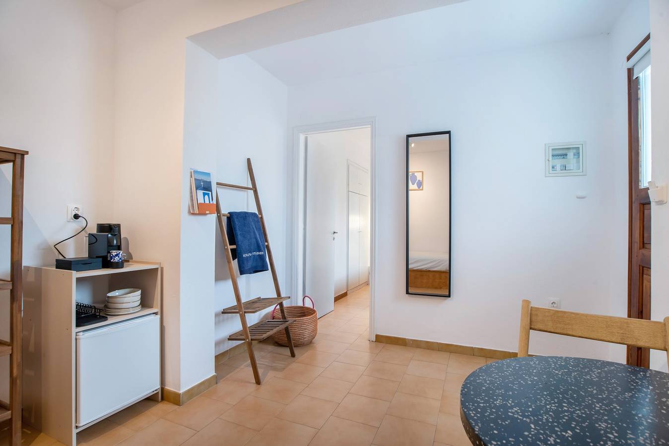 Entire apartment, Apartment 'Studio 4' with Shared Garden, Wi-Fi and Air Conditioning in Parikiá, Paros