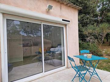 Gîte pour 2 personnes, avec terrasse ainsi que jardin et vue à Mornas