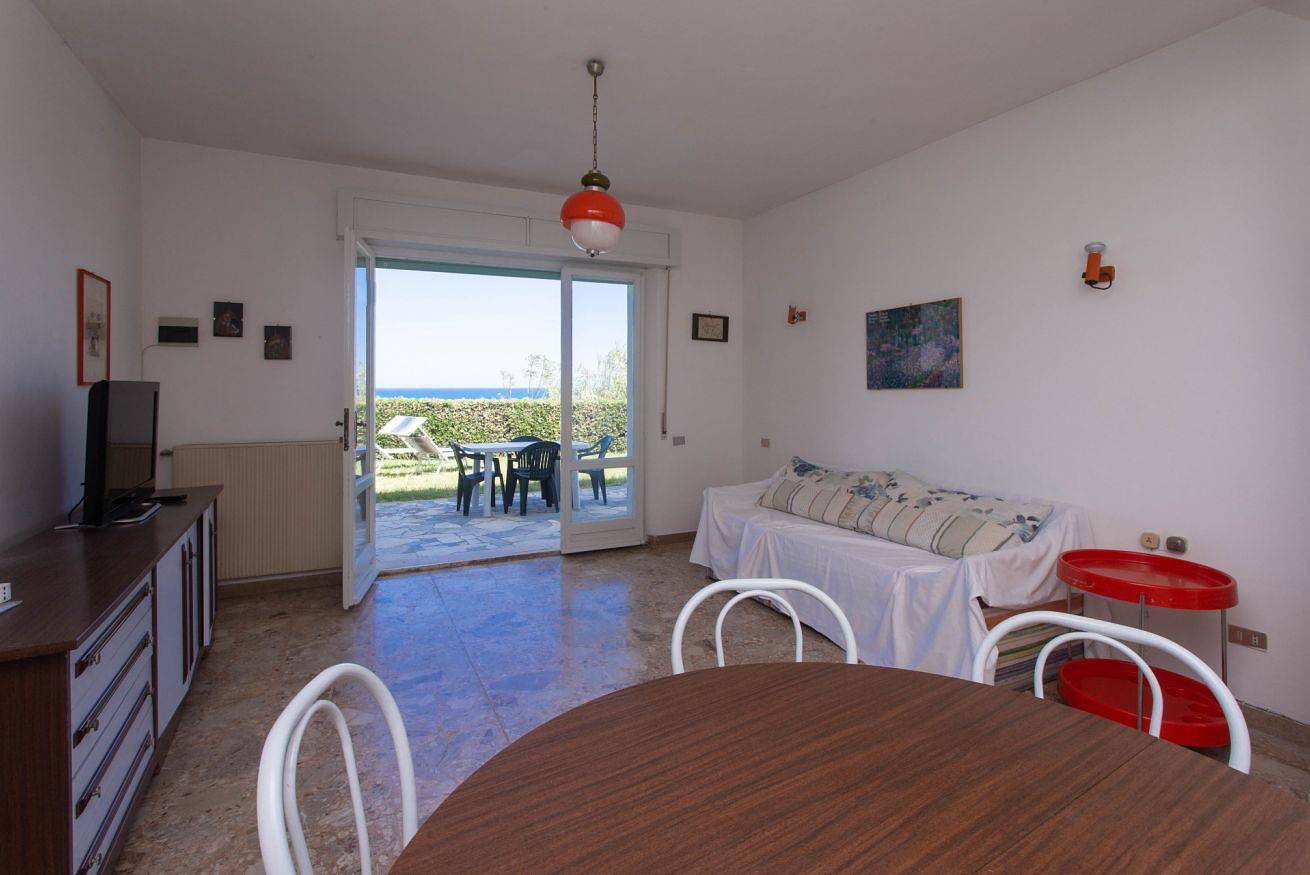 Entire apartment, N127 - Numana, three-room apartment with garden 200m from the beach  in Numana, Riviera del Conero