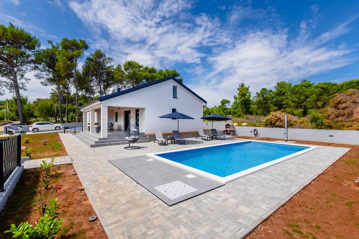 Villa pour 6 personnes, avec vue et terrasse ainsi que jardin et piscine dans Vir - 2