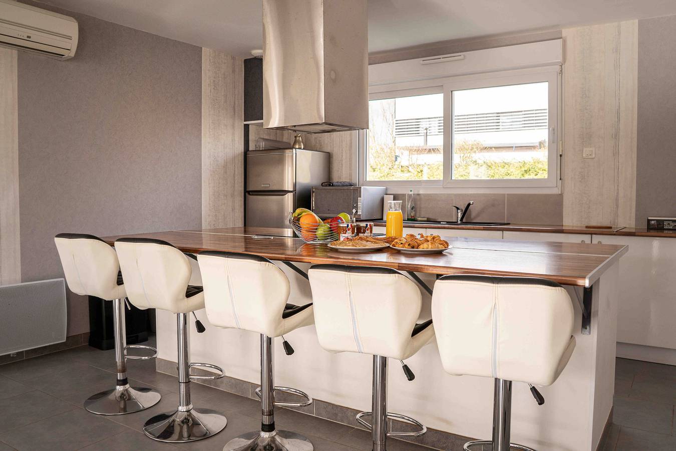 Casa de vacaciones 'Ty Inizi' con piscina, terraza privada y jardín privado in Kerlouan, Región de Brest