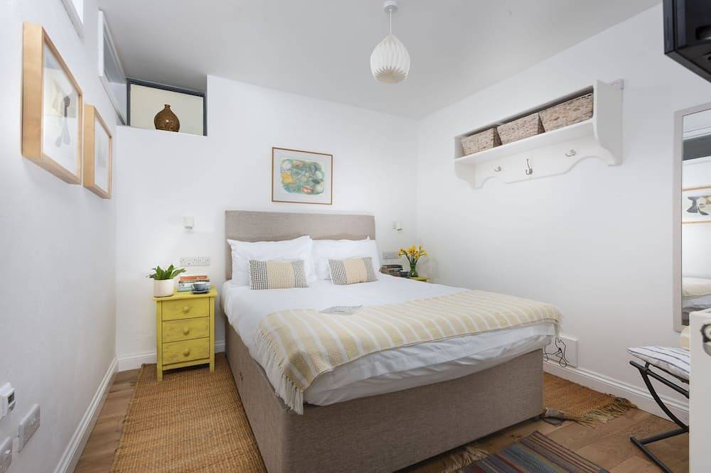 Entire apartment, Hypatia Apartment - Stunning Apartment. Close To Beaches. Dog Friendly in Penzance, Cornwall