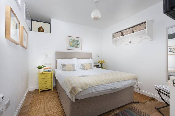 Entire apartment, Hypatia Apartment - Stunning Apartment. Close To Beaches. Dog Friendly in Penzance, Cornwall