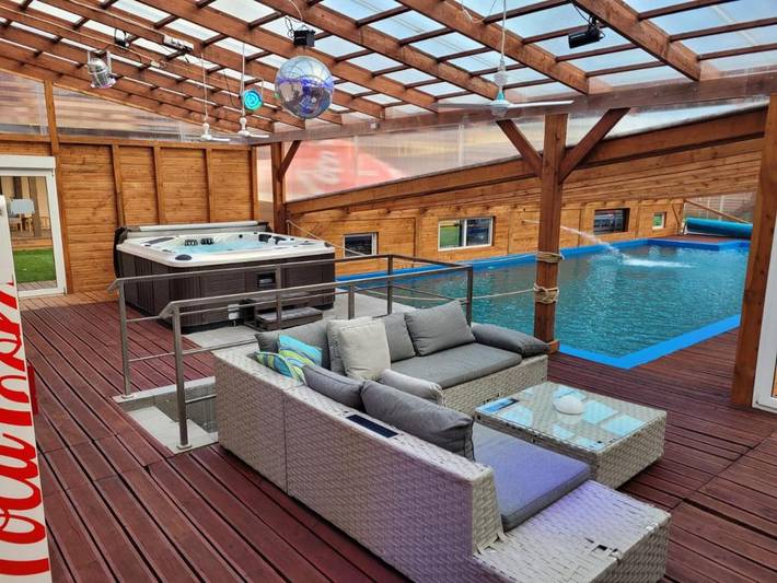 Apartament wakacyjny dla 11 osób, z Balkon i Jacuzzi oraz Taras i Ogród w Śniardwy