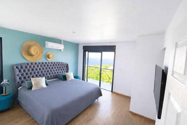 Chambre d’hôte pour 2 personnes, avec vue ainsi que terrasse et piscine sur l' Île de la Réunion - 4