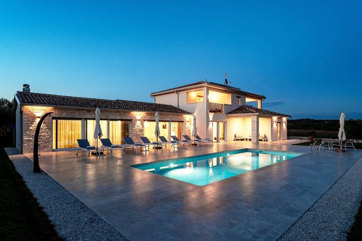 Villa für 8 Personen, mit Garten und Pool sowie Balkon in Kaštel (Plovanija)