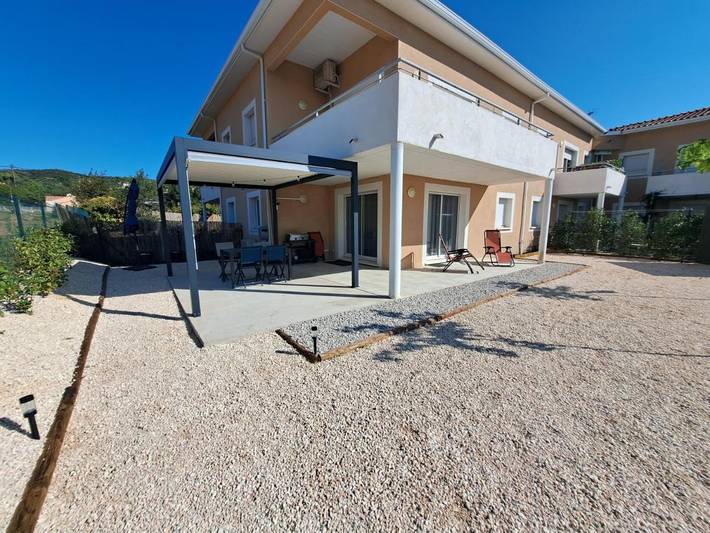 Gîte pour 6 personnes, avec jardin ainsi que piscine et vue, animaux acceptés à Péret