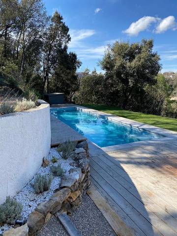 Gîte pour 2 personnes, avec jardin ainsi que piscine et vue à Tourves
