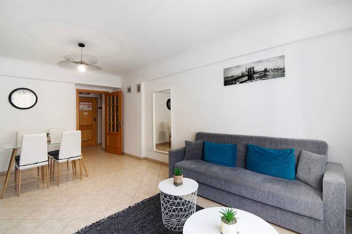 Apartamento inteiro, Apartamento de férias "Do Sol" com terraço privado, varanda e Wi-Fi in Albufeira e Olhos de Água, Distrito de Faro