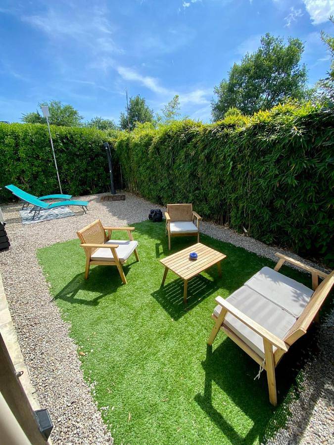 Camping pour 5 personnes, avec jardin et jacuzzi ainsi que bassin pour enfant et piscine à Gassin - 4