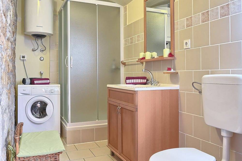 Vakantiehuis Mara in steen, vlakbij de zee in een rustig vakantieoord, met een bubbelbad in de buitenlucht in Marčana, Zuidkust Istrië