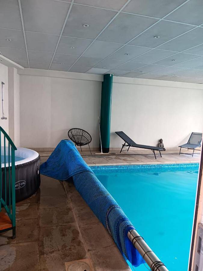 Gîte pour 4 personnes, avec terrasse et jacuzzi ainsi que sauna et piscine à Ancy-le-Franc